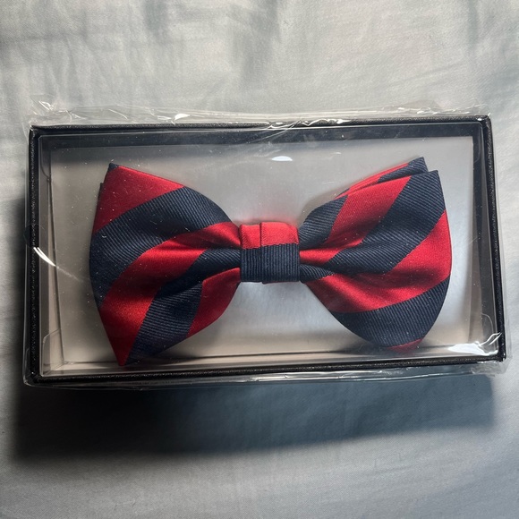 BRAND NEW unopened (pre-tied) red and navy striped bow tie - Picture 1 of 1